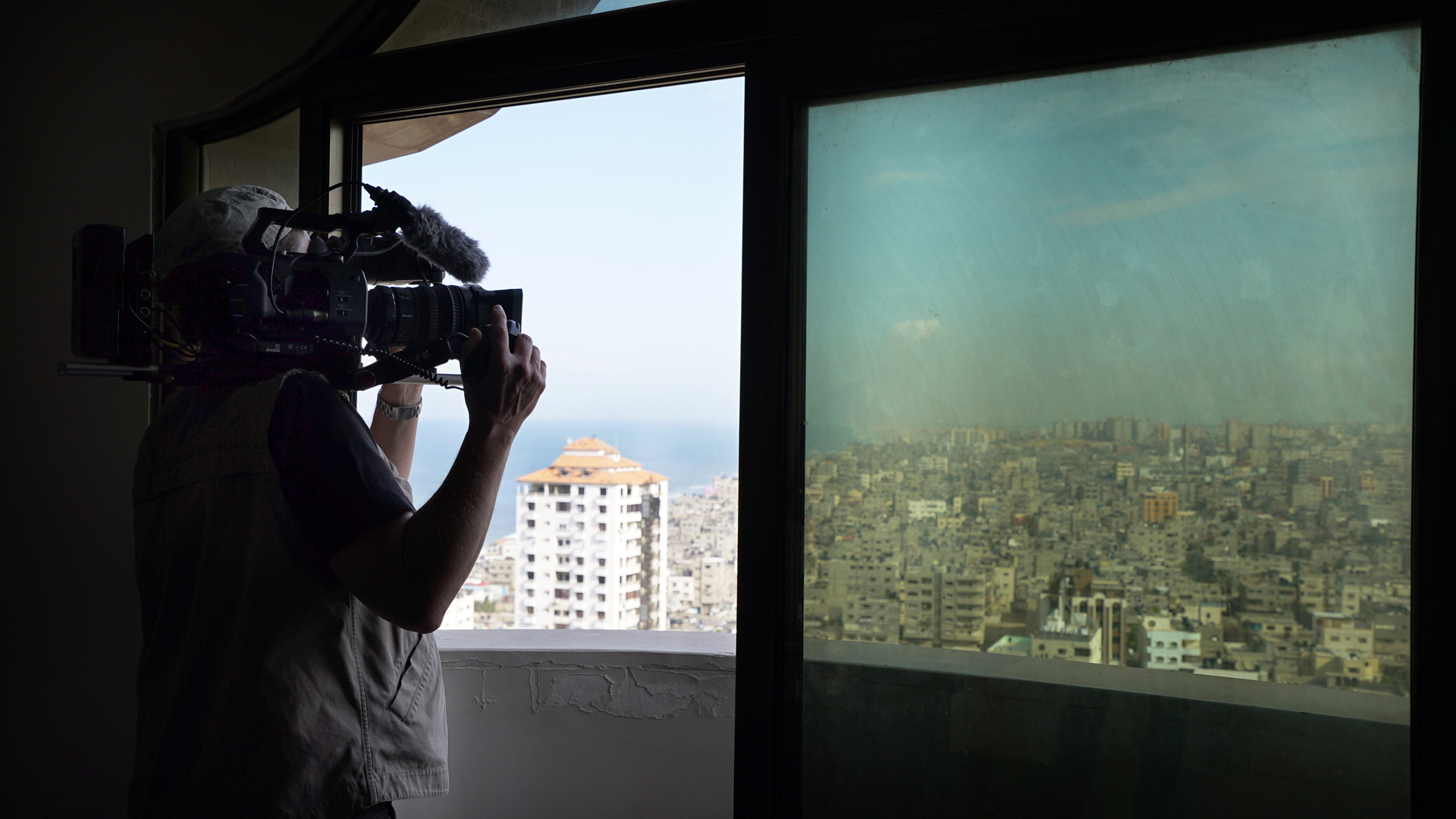 Der Film setzt einen Schwerpunkt auf die Geschehnisse im Nahen Osten. Auch in Gaza-Stadt wurde gedreht.