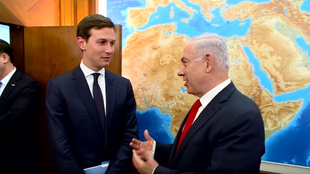 Der US-Sonderbeauftragte für den Nahen Osten, Jared Kushner (l.), trifft den israelischen Premier Benjamin Netanjahu