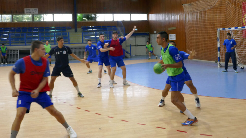 Beim Handballtraining sind alle israelischen Jugendnationalspieler motiviert