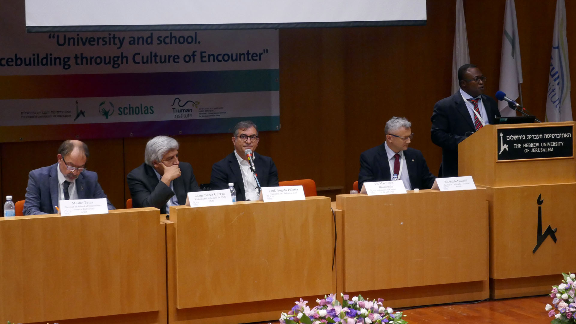 Mit Bosokpale (r.) auf dem Podium (v.l.): der israelische Pädagoge Mosche Tatar, Jorge Baeza Correa von der Universität Salesiana de Chile, Angelo Paletta von der Universität Bologna und der brasilianische Moderator Paulo Fossatti