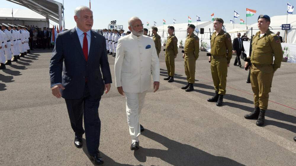 Der israelische Premier Netanjahu und sein indischer Amtskollege Modi auf dem Ben-Gurion-Flughafen bei Tel Aviv