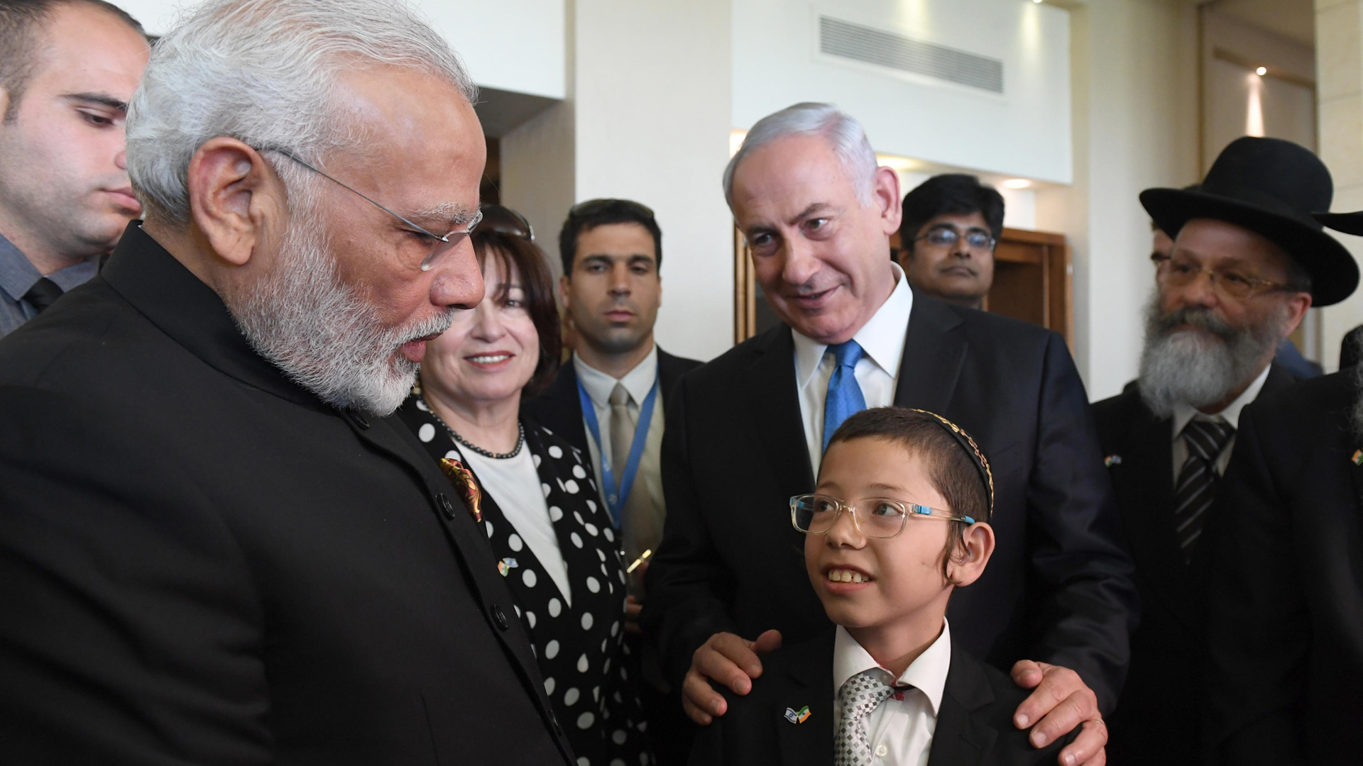 Modi verspricht dem israelischen Jungen Mosche Holtzberg, der seine Eltern bei einem Terroranschlag in Mumbai verloren hat, dass er herzlich nach Indien eingeladen sei