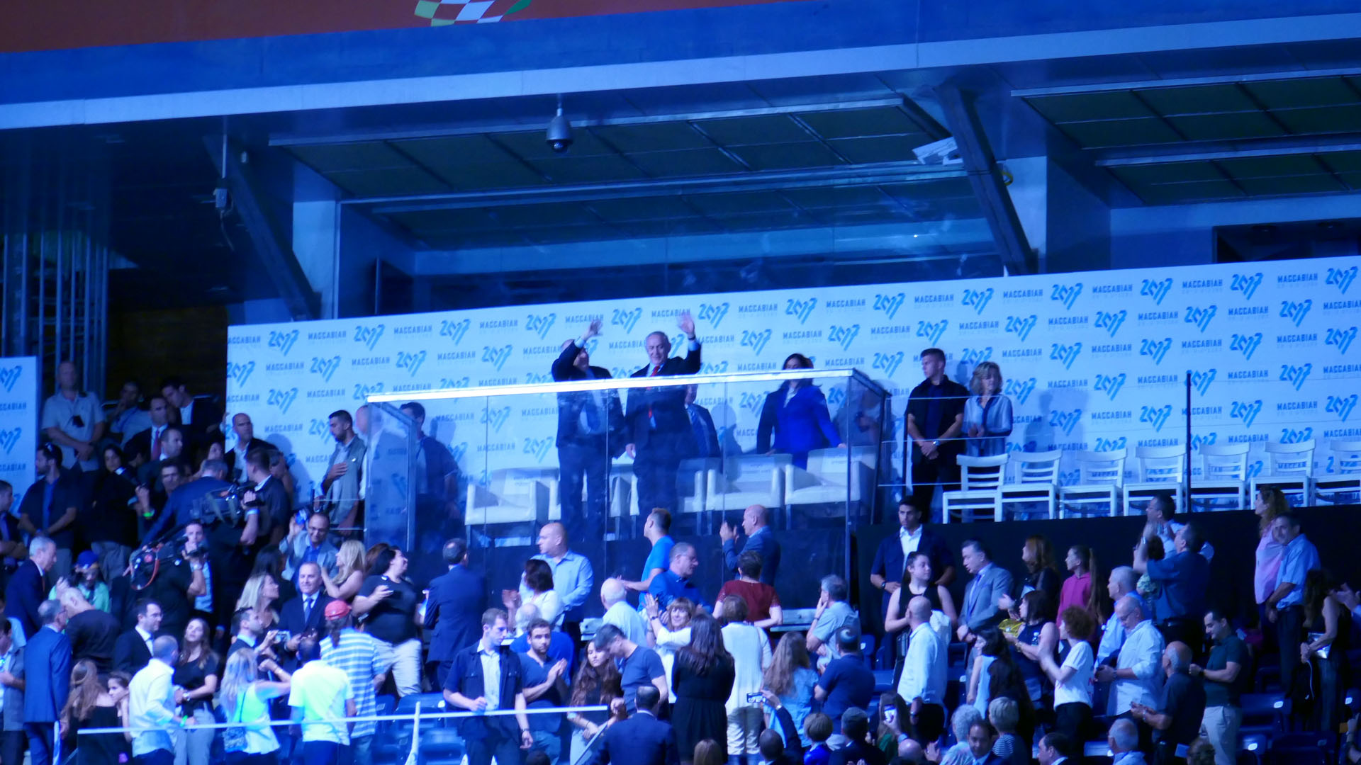 Rivlin und Netanjahu winken den Zuschauern im Stadion zu