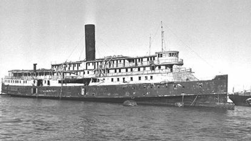 Die „Exodus“ brannte 1952 im Hafen von Haifa nach einem Unfall aus, der Schiffsrumpf wurde daraufhin versenkt