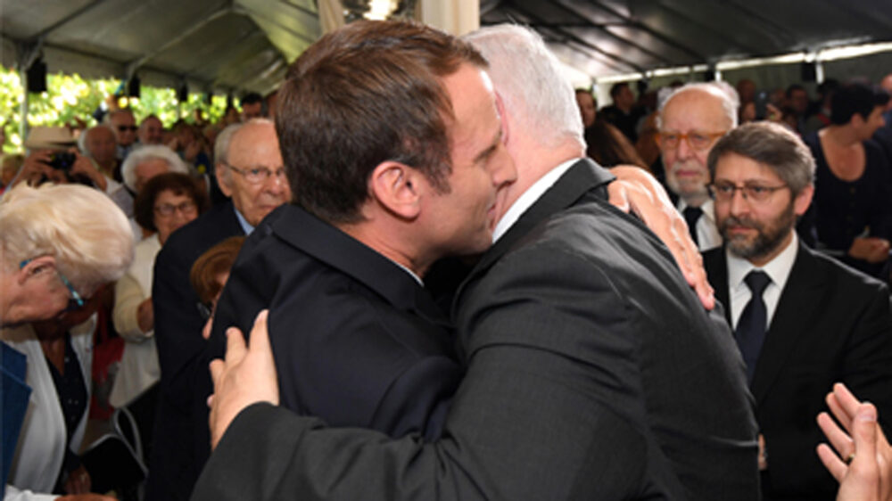 Macron und Netanjahu umarmen sich beim Gedenken an die größte Massenverhaftung von Juden während des Zweiten Weltkrieges in Frankreich