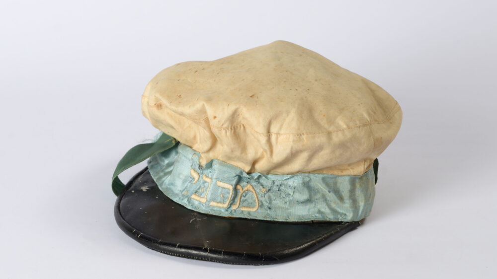 In der Sammlung des Radfahrers Moshe Cuikerman findet sich seine Mütze mit der Aufschrift „Makkabi“ aus den 1920er Jahren