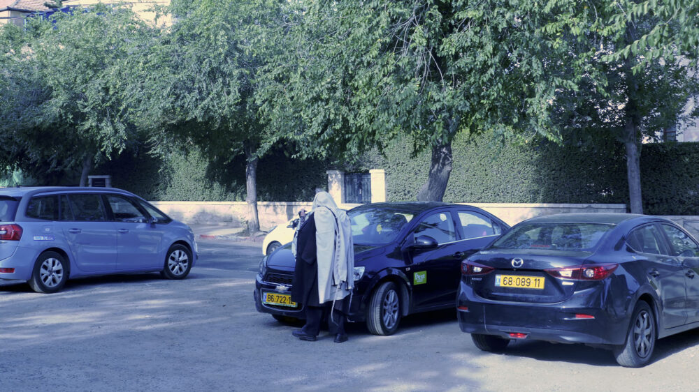 Ein Jude spricht auf einem Jerusalemer Parkplatz das Morgengebet – in Jordanien wäre ihm das nicht gestattet