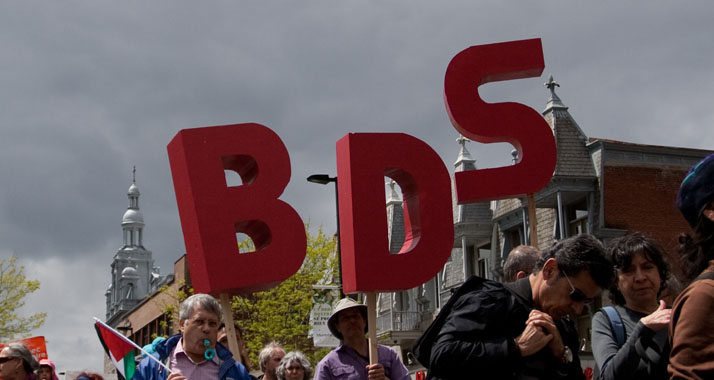 Bild einer BDS-Demonstration. Die Aktivisten setzen sich für Boykott, Desinvestitionen und Sanktionen gegen Israel ein.