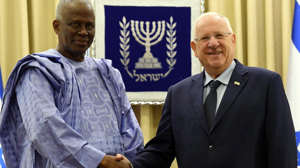 Freut sich auf die neue Zusammenarbeit: Der neue Botschafter von Guinea, Camara, mit Präsident Rivlin