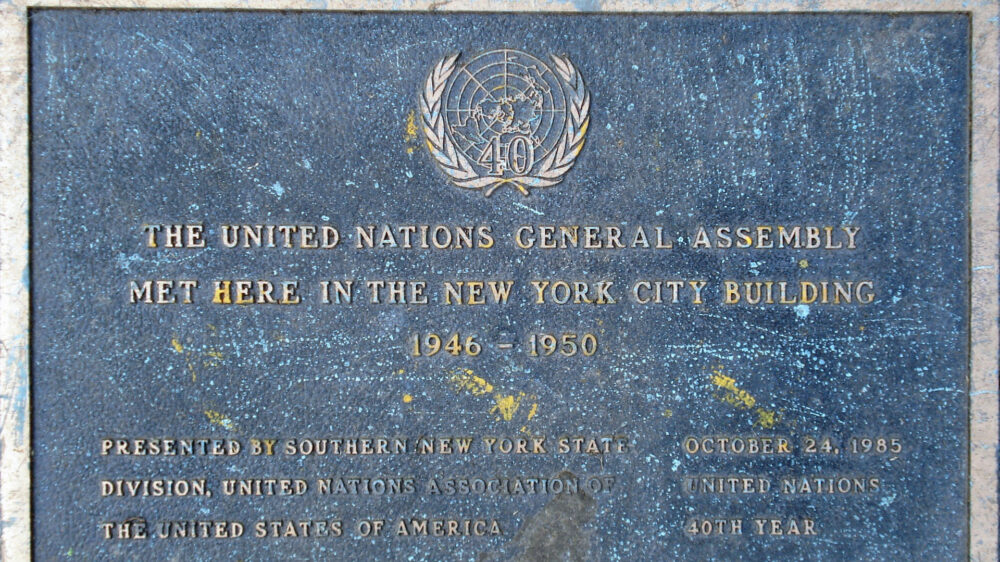 Auf der Gedenktafel vor dem Queens-Museum steht, dass sich dort die Generalversammlung der Vereinten Nationen von 1946 bis 1950 traf