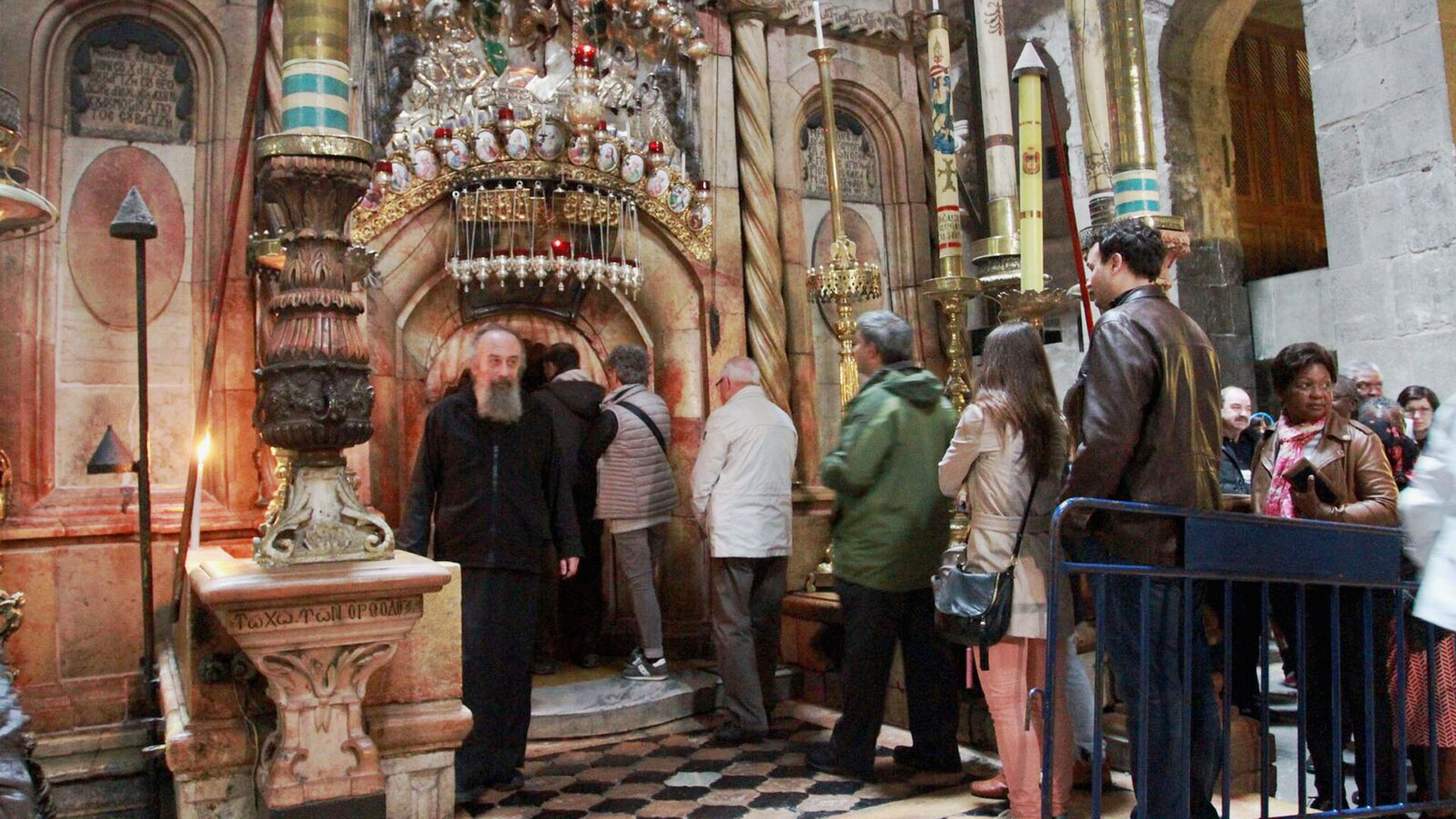 Touristen in der Grabeskirche in Jerusalem. Diese Sehenswürdigkeit besuchten auch die Kinder aus Gaza.