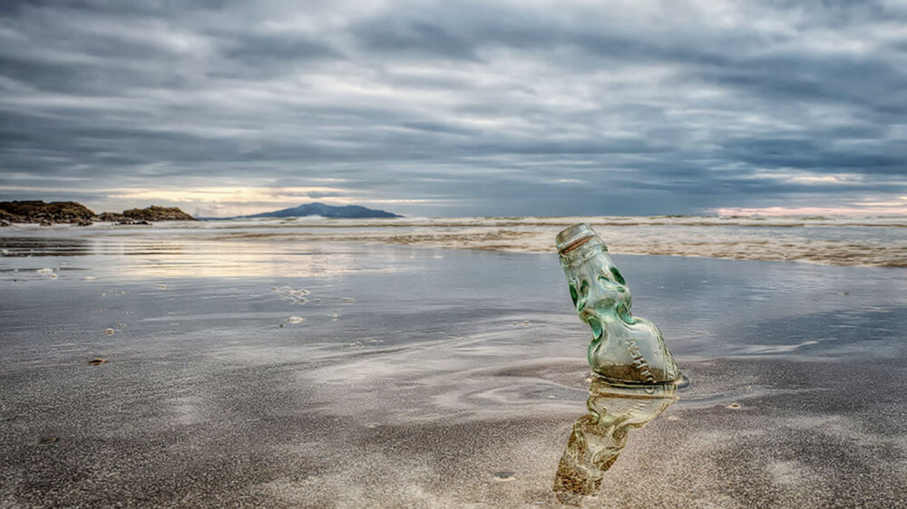 Eine Flaschenpost schwebt im Meer (Symbolbild)
