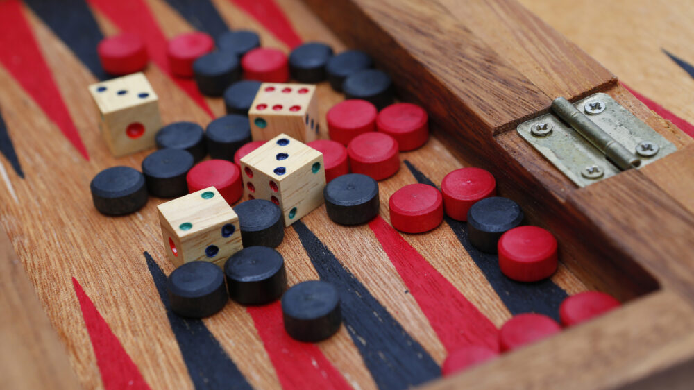 Backgammon ist eines der ältesten Brettspiele der Welt. Es soll im 12. Jahrhundert vor Christus erfunden worden sein.