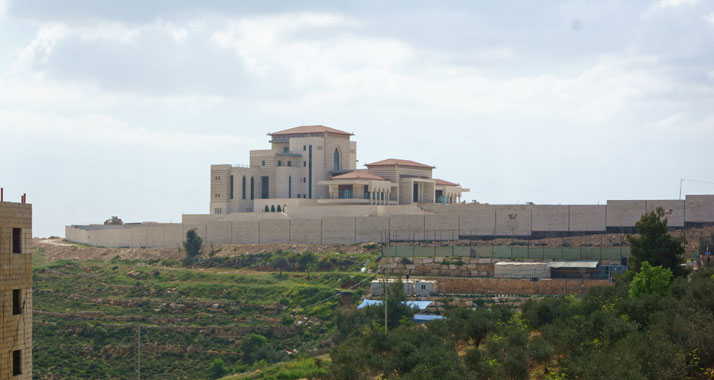 Das ursprünglich als Gästepalast gedacht Gebäude erhebt sich auf einem Hügel bei Ramallah