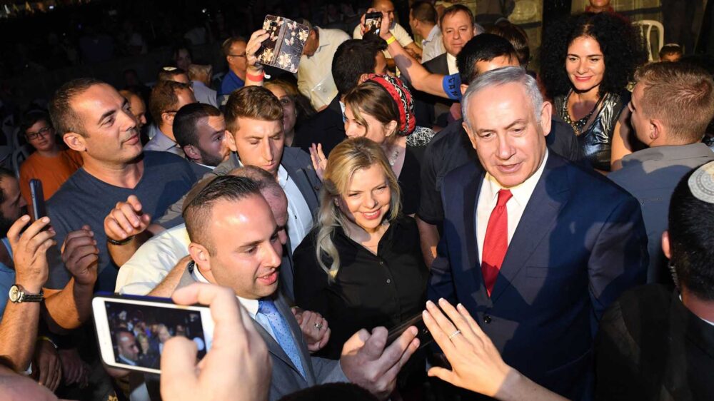 Unter Siedlern: Premier Netanjahu und seine Frau Sara genossen das Bad in der Menge