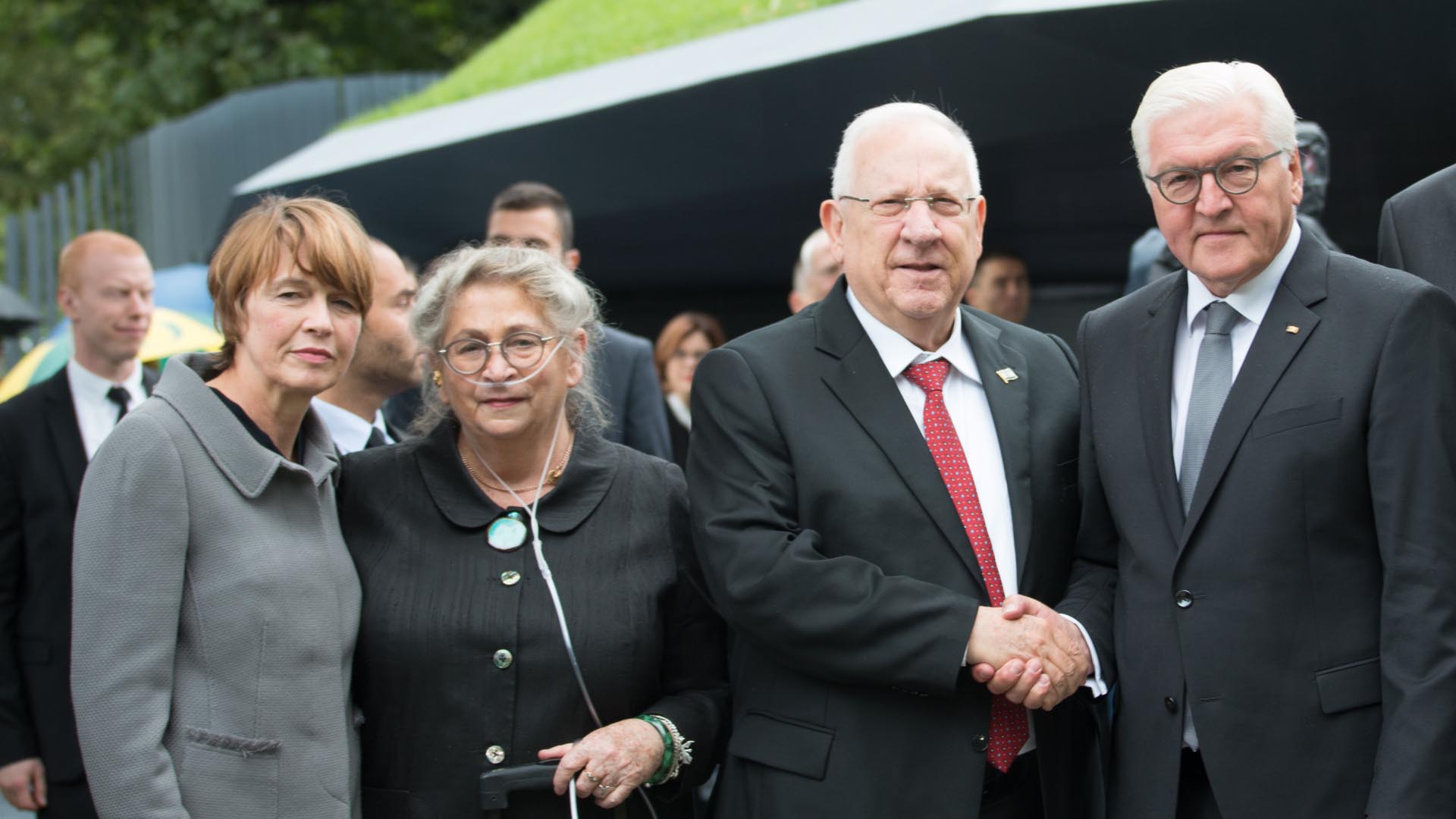 Herzliche Begrüßung: Staatspräsidenten Rivlin und Steinmeier mitsamt Ehefrauen