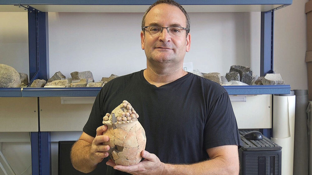 Der israelische Archäologieprofessor Rosenberg präsentiert das Tonsilo-Modell