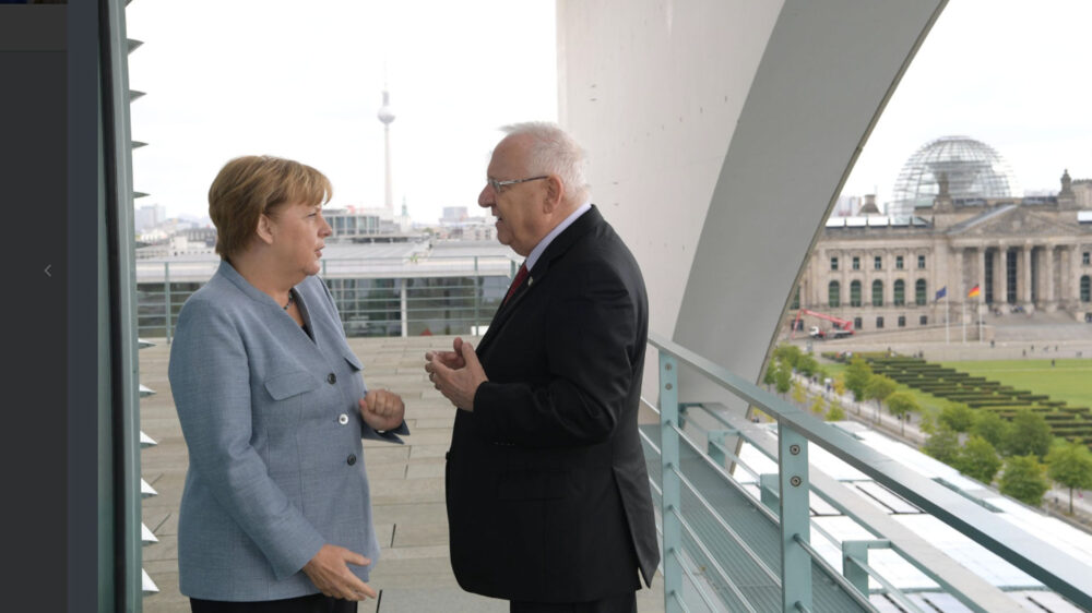 Sprachen über bilaterale Beziehungen: der israelische Präsident Rivlin und die deutsche Bundeskanzlerin Merkel