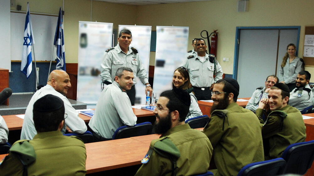Haredim bei der militärischen Ausbildung