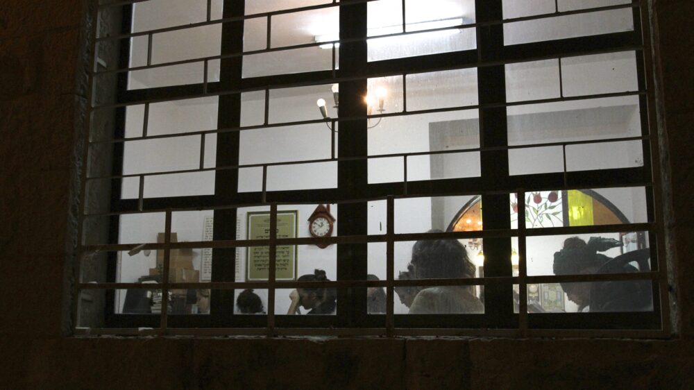 Viele Betende stehen in der Nacht auf, um an den Bußgebeten in der Synagoge teilzunehmen