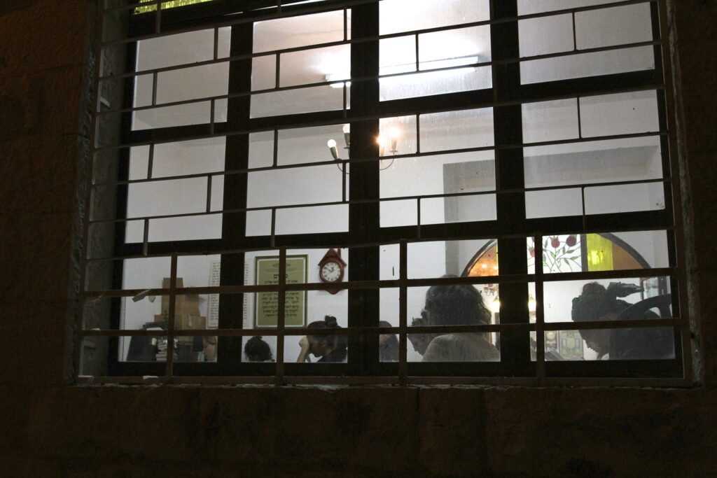 Viele Betende stehen in der Nacht auf, um an den Bußgebeten in der Synagoge teilzunehmen