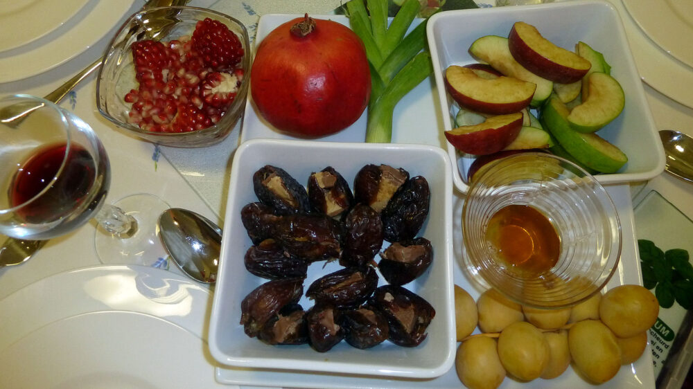 Neben Äpfeln mit Honig sind Datteln und Granatäpfel an Rosch HaSchanah beliebt