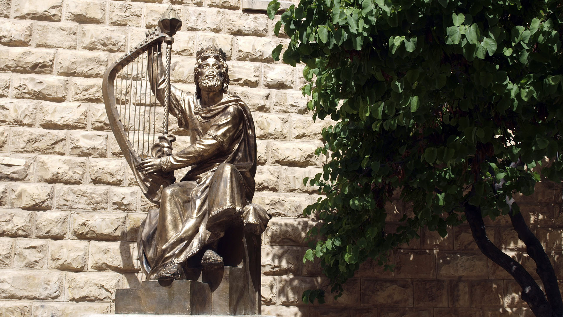Auf dem Berg Zion grüßt die Besucher König David mit der Harfe