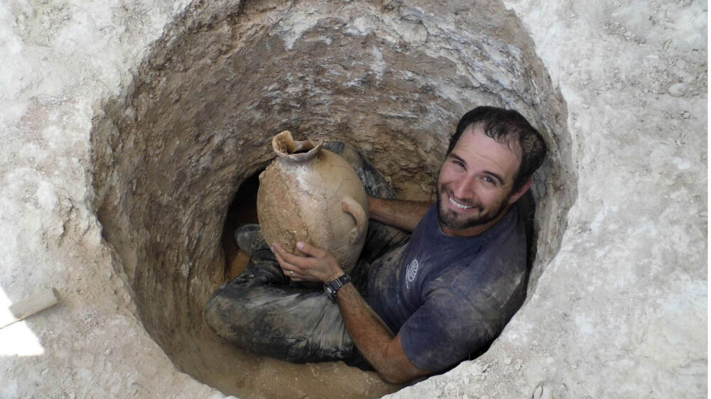 Ein Archäologe birgt die Krüge aus dem Grab