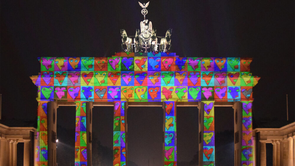 So sieht das Berliner „Festival of Lights“ aus: Das Brandenburger Tor wird als eines von vielen Gebäuden mit bunten Mustern angestrahlt