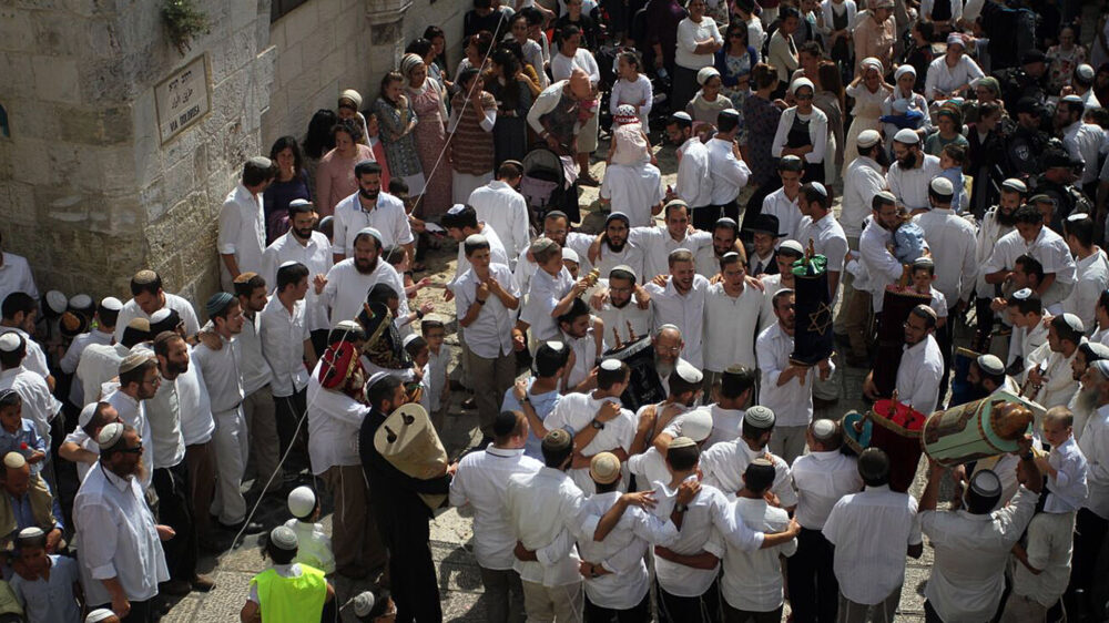 Juden tragen Torahrollen in einer Prozession durch die Jerusalemer Altstadt