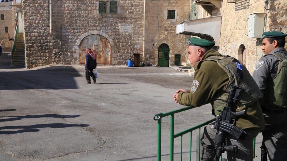 Waren einem palästinensischen Mädchen in Not behilflich: Sicherheitskräfte in Hebron