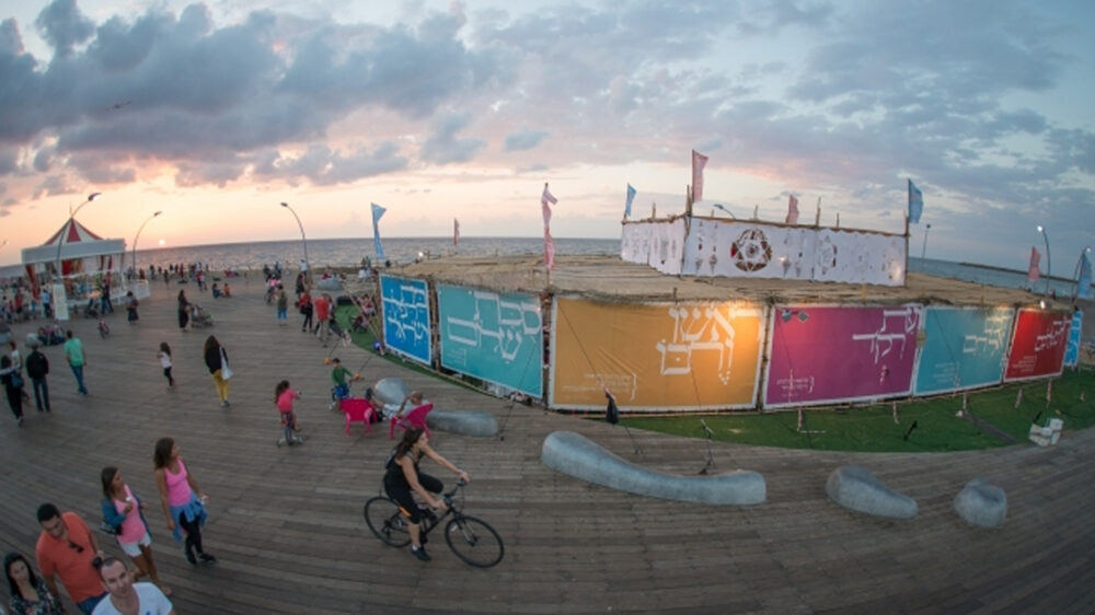 In dieser Laubhütte am Tel Aviver Hafen werden über die Feiertage bis zu 25.000 Besucher erwartet