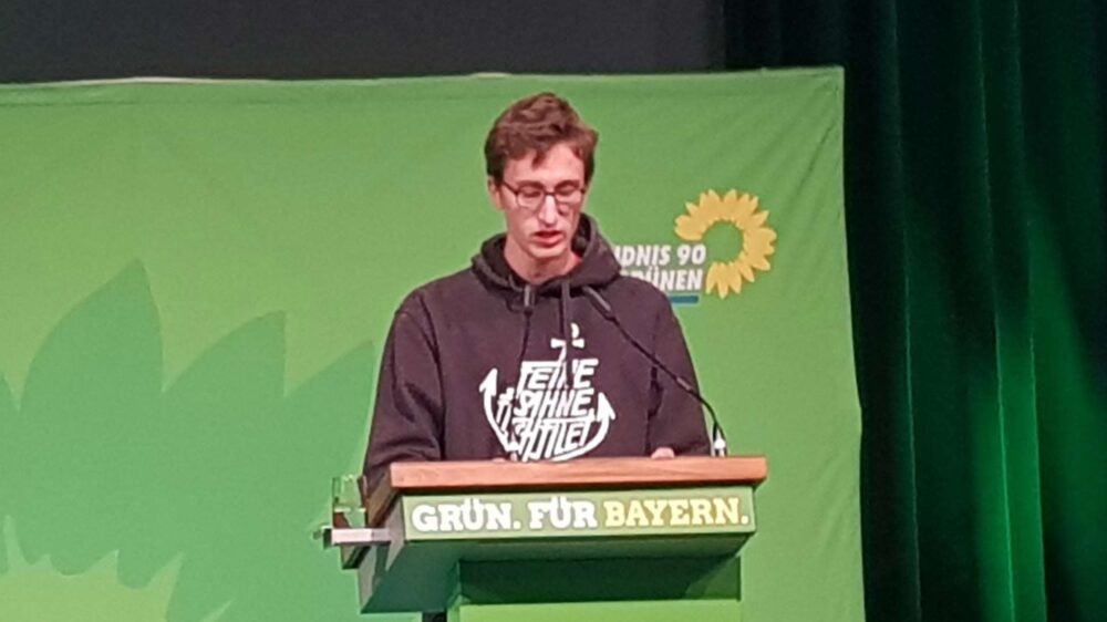 Sebastan Hansen aus Würzburg brachte den Anti-BDS-Antrag der Grünen Jugend Bayern ein