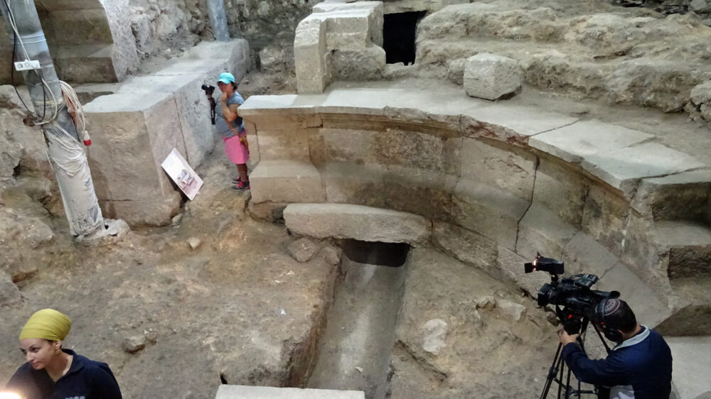 Journalisten aus aller Welt waren zur Präsentation der Tunnelfunde eingeladen (Bild: die Überreste des Theaters)