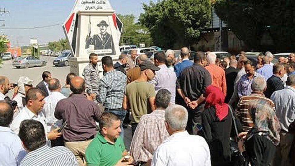 Das Denkmal in der Stadt Kalkilia zeigt auf einer Seite den bewaffneten Saddam Hussein