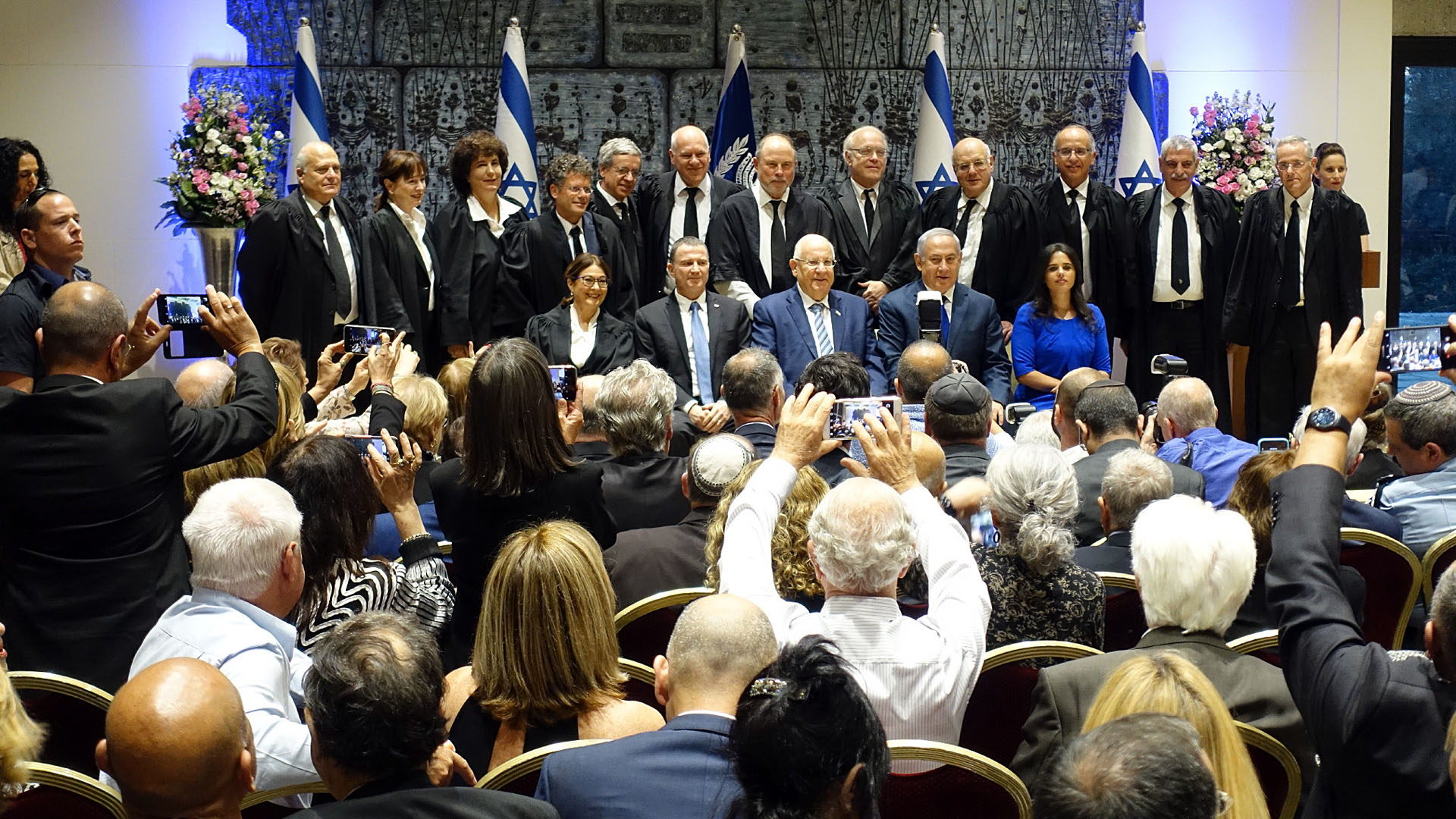 An der Zeremonie nahmen neben dem Präsidenten, Premierminister, der Justizministerin und dem Knessetsprecher auch die anderen Richter des Obersten Gerichtshofes teil