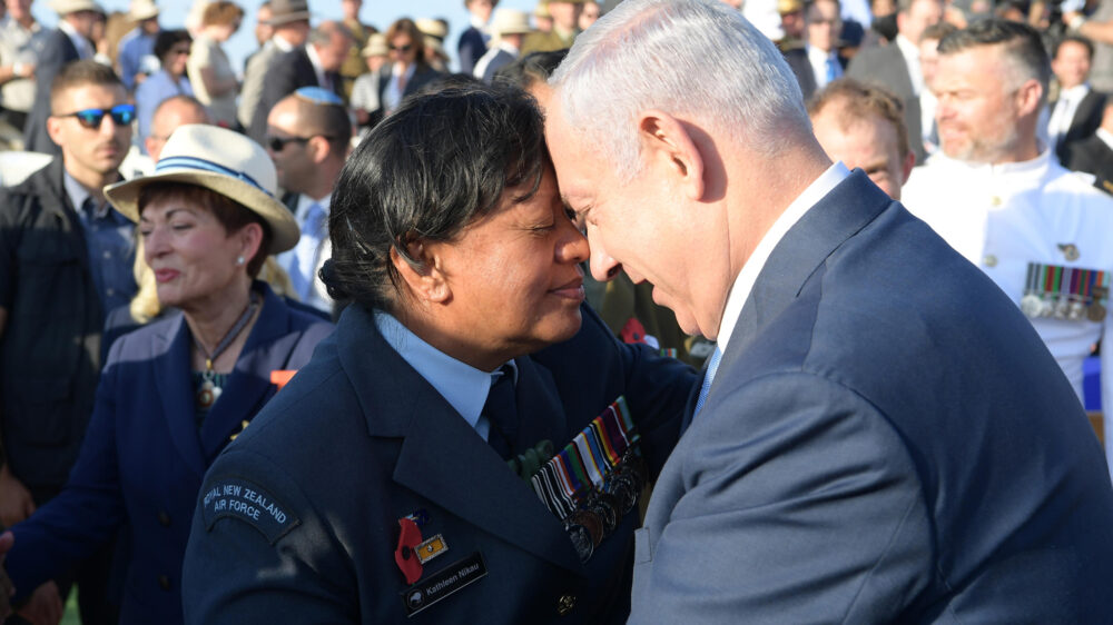 Der israelische Premierminister Benjamin Netanjahu begrüßt auf traditionell Maori-Art eine neuseeländische Soldatin