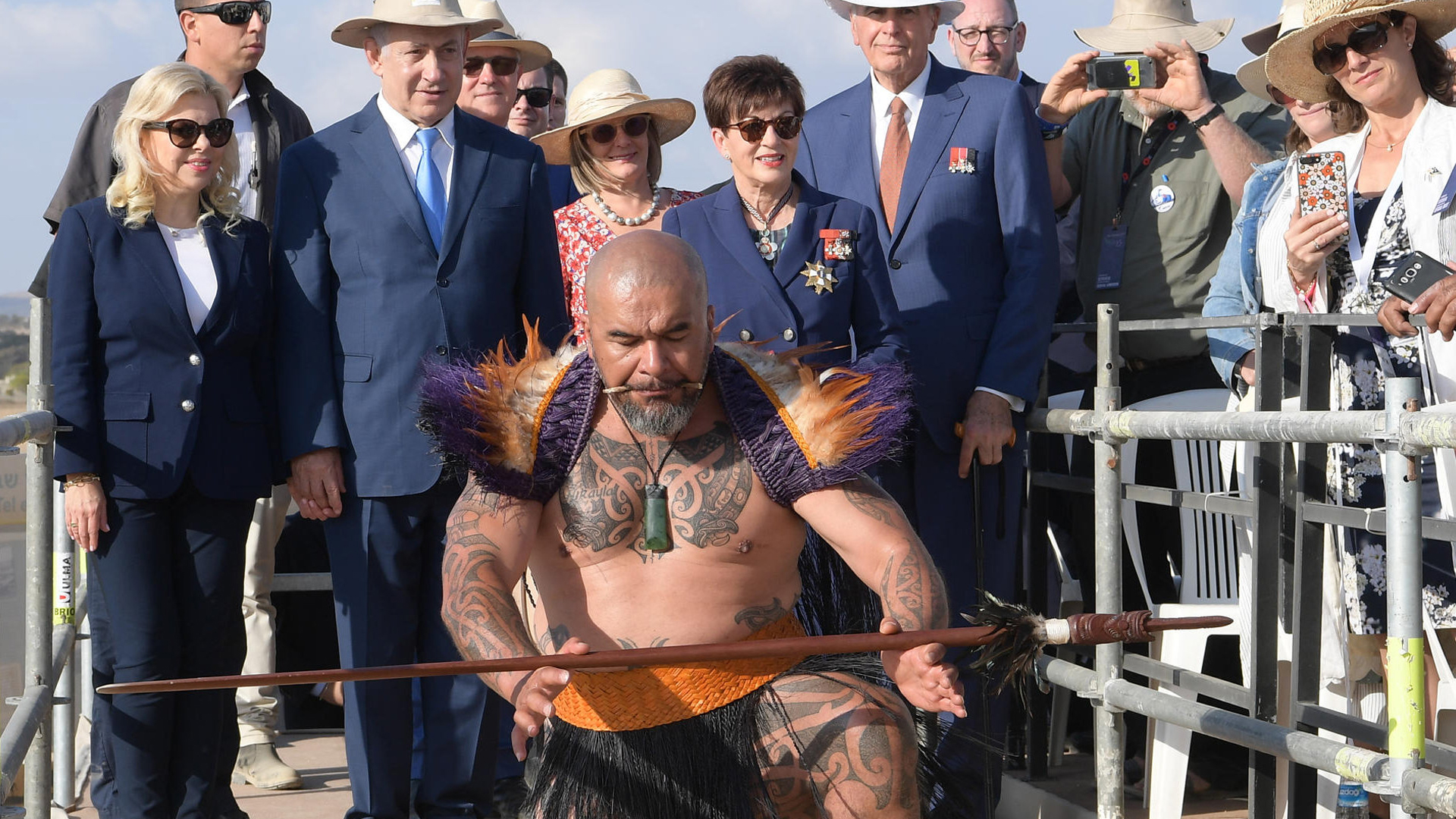 Sarah und Benjamin Netanjahu, Patsy Reddy und Malcolm Turnbull beobachten einen Maori bei einem traditionellen Tanz