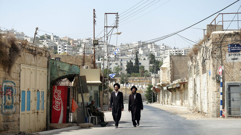 Die sogenannte „Märtyrerstraße“ wird von israelischen Soldaten bewacht. Nur einzelne Passanten können sie nutzen, um ihre Ziele zu erreichen. Die Geschäfte sind geschlossen.