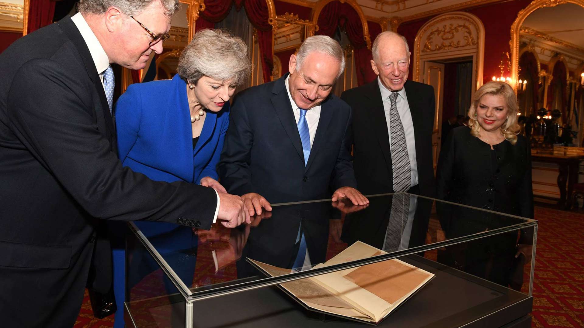 May (2. v. l.) und Netanjahu (3. v. l.) begutachten das Originaldokument der Balfour-Erklärung