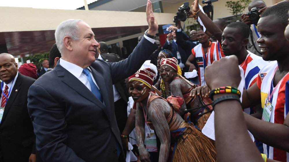 Feierlich wird Netanjahu am Flughafen im liberianischen Monrovia empfangen
