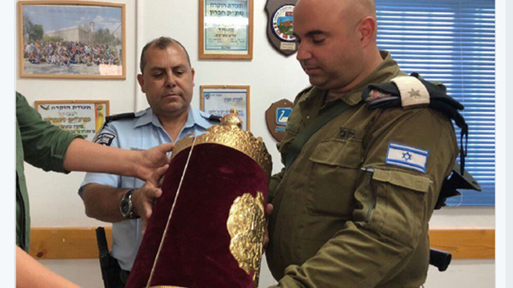 Dank der palästinensischen Sicherheitskräfte konnten die Torarollen an die israelische Polizei übergeben werden