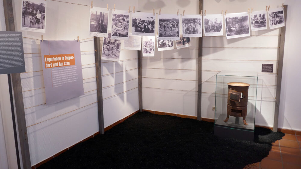Die Fotos an der Wäscheleine zeugen vom Leben der Juden in den beiden norddeutschen Internierungslagern