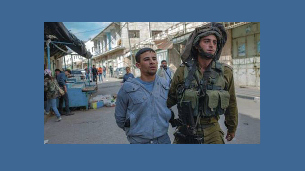 Der Soldat Issacharoff führt den Palästinenser Hassan Dschualani ab