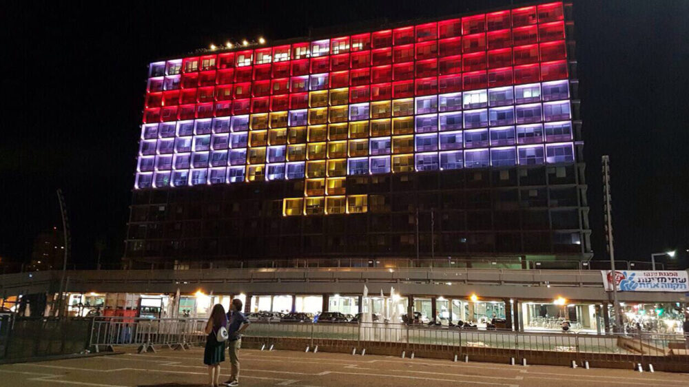 Aus Solidarität mit Ägypten wurde das Tel Aviver Rathaus in den Nationalfarben des Nachbarlandes angestrahlt