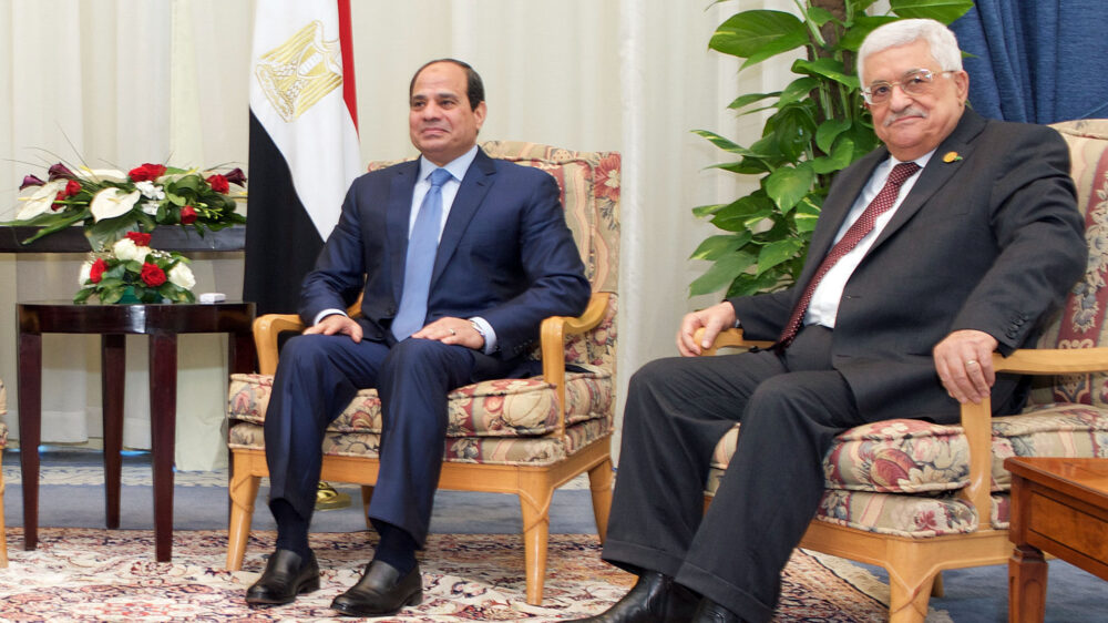 Der ägyptische Präsident Abdel Fattah a-Sisi (l.) möchte Abbas zu neuen Friedensverhandlungen bewegen (Archivbild)