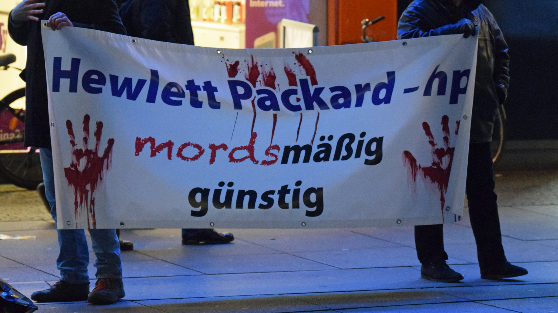 „Mordsmäßig günstig“: Auf diese Weise kritisiert die BDS-Demonstration die amerikanische Firma Hewlett Packard