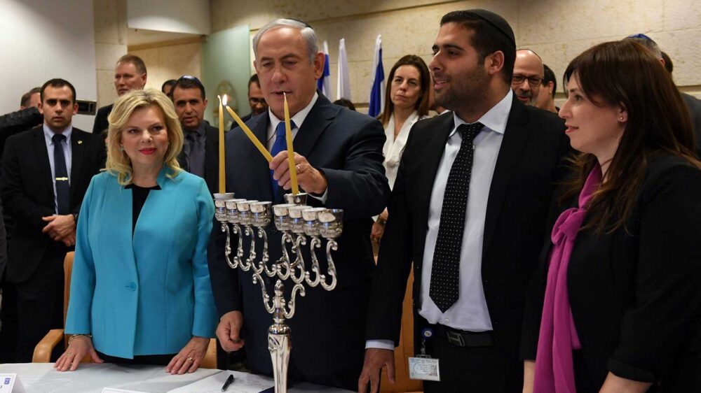 Meister der Zeremonie: Netanjahu entzündet die erste Chanukka-Kerze