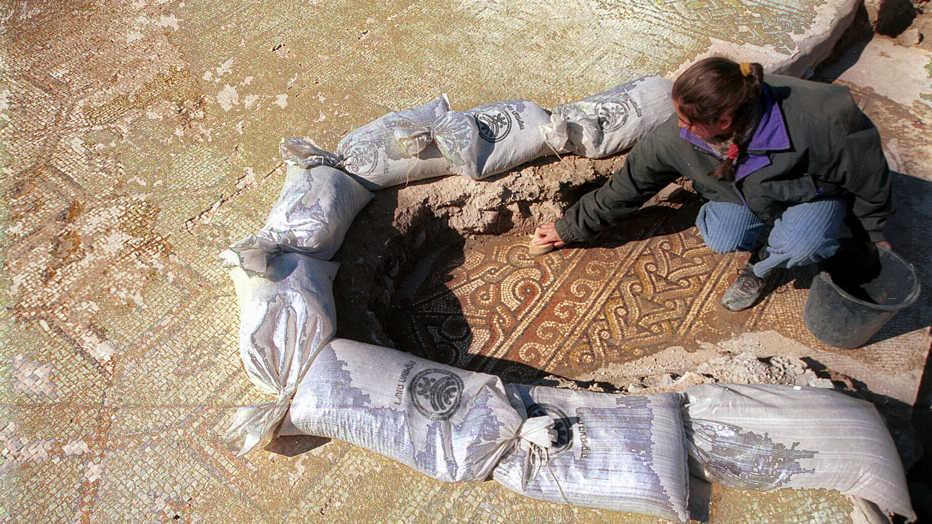 Eine israelische Archäologin legt die Mosaiken frei