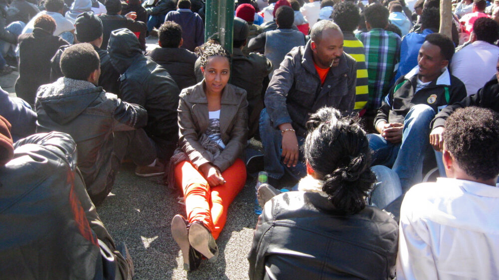 Eritreische Flüchtlinge sitzen im Levinsky-Park in Tel Aviv